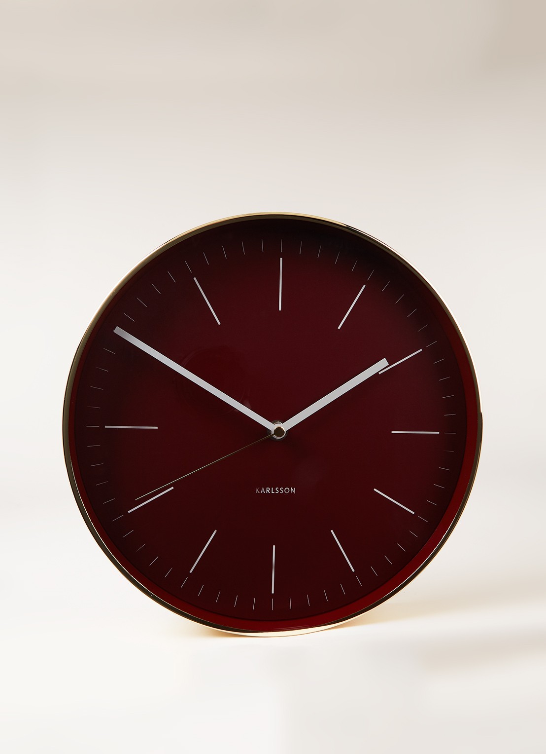 Karlsson Minimal wandklok 27,5 cm - voorkant 2 bordeauxrood