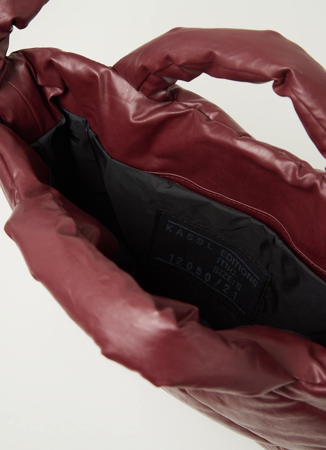 KASSL Editions Oil Small quilted schoudertas - detail 5 bordeauxrood