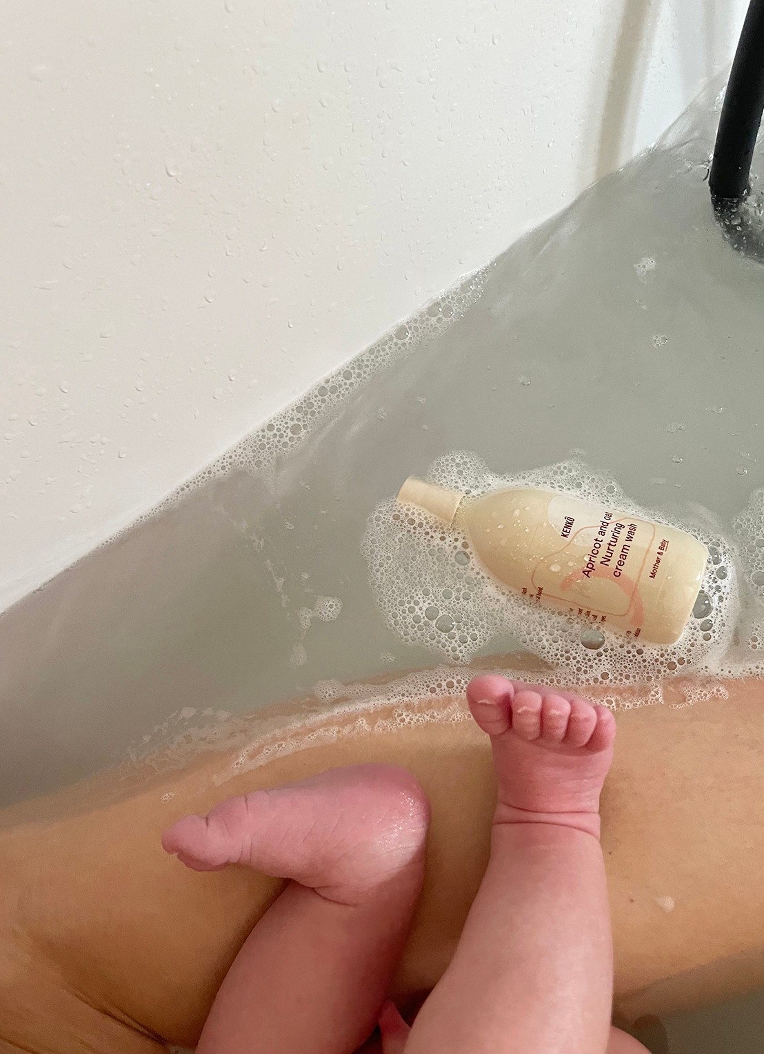 Kenkô Apricot and Oat Nurturing cream wash - baby douchegel - voorkant 2 undefined
