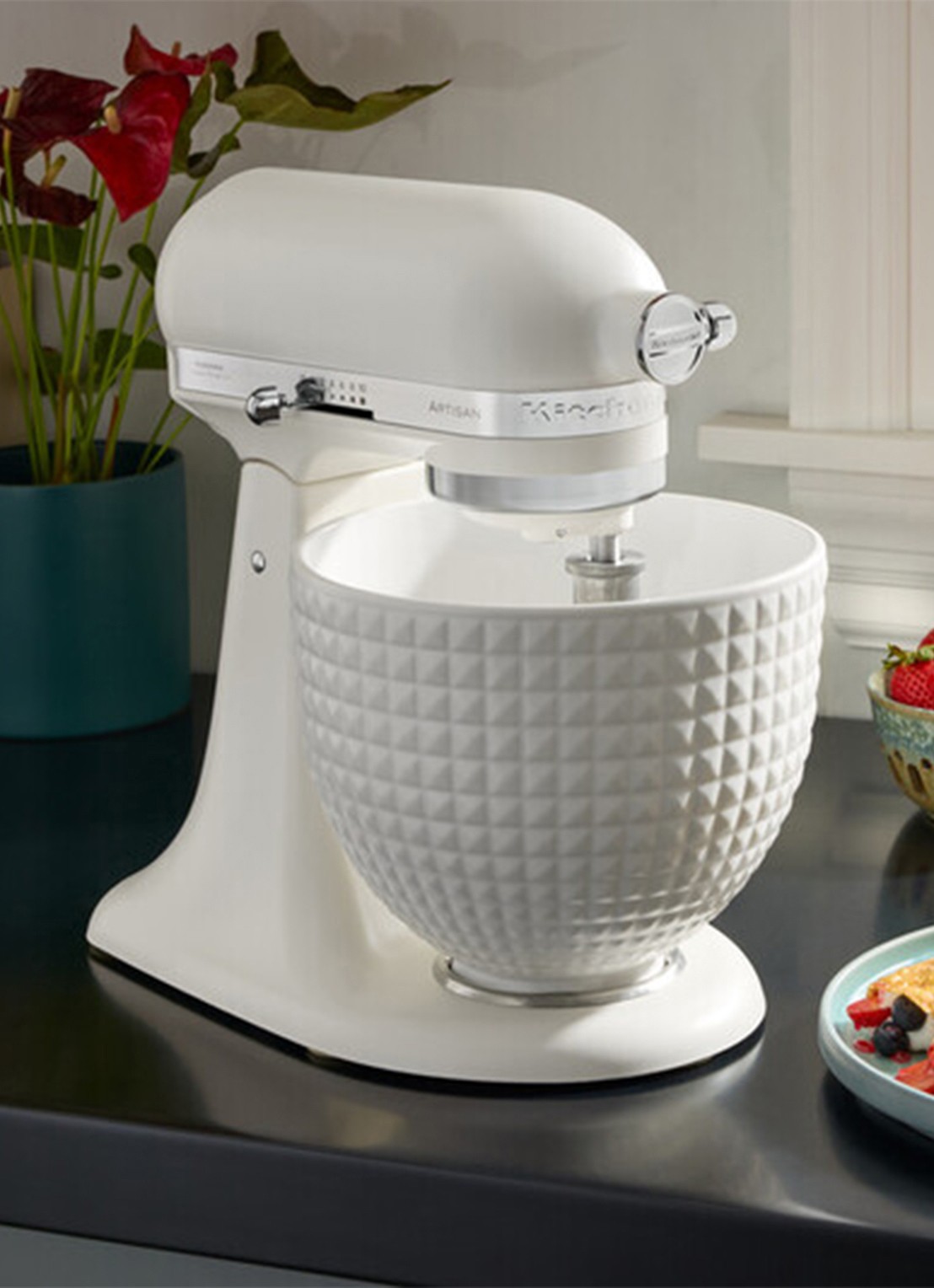 KitchenAid Artisan keukenmachine met kantelbare kop 4,7 liter 5KSM156CXEPL - voorkant 5 wit