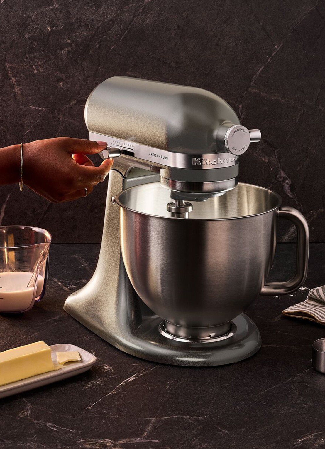KitchenAid Artisan Plus keukenmachine met kantelbare kop 4,7 liter - voorkant 4 medallion silver