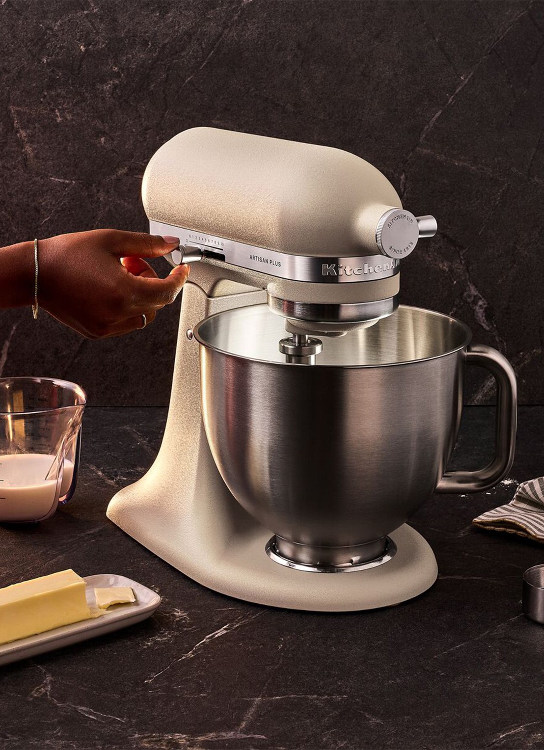 KitchenAid Artisan Plus keukenmachine met kantelbare kop 4,7 liter - voorkant 5 oat