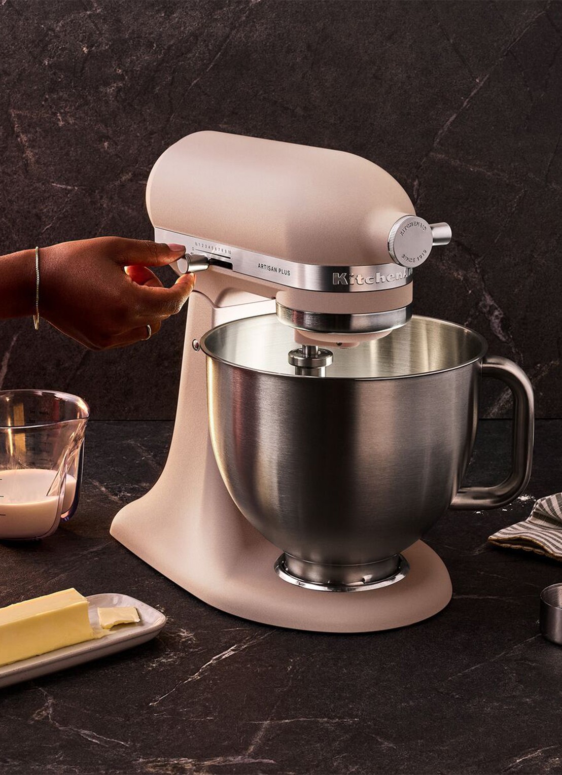 KitchenAid Artisan Plus keukenmachine met kantelbare kop 4,7 liter - voorkant 2 feather pink