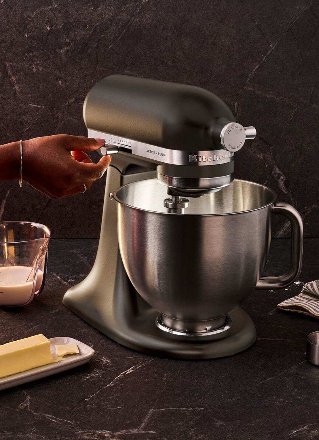 KitchenAid Artisan Plus keukenmachine met kantelbare kop 4,7 liter - voorkant 5 iron ore