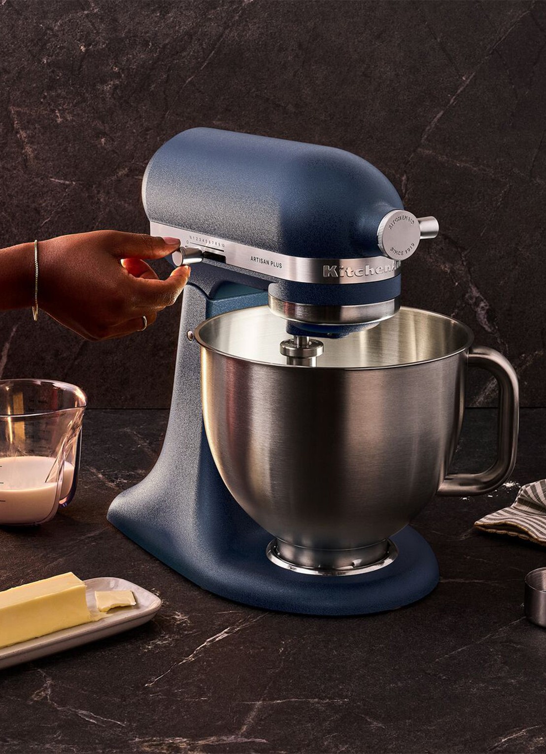 KitchenAid Artisan Plus keukenmachine met kantelbare kop 4,7 liter - voorkant 2 wild blueberry