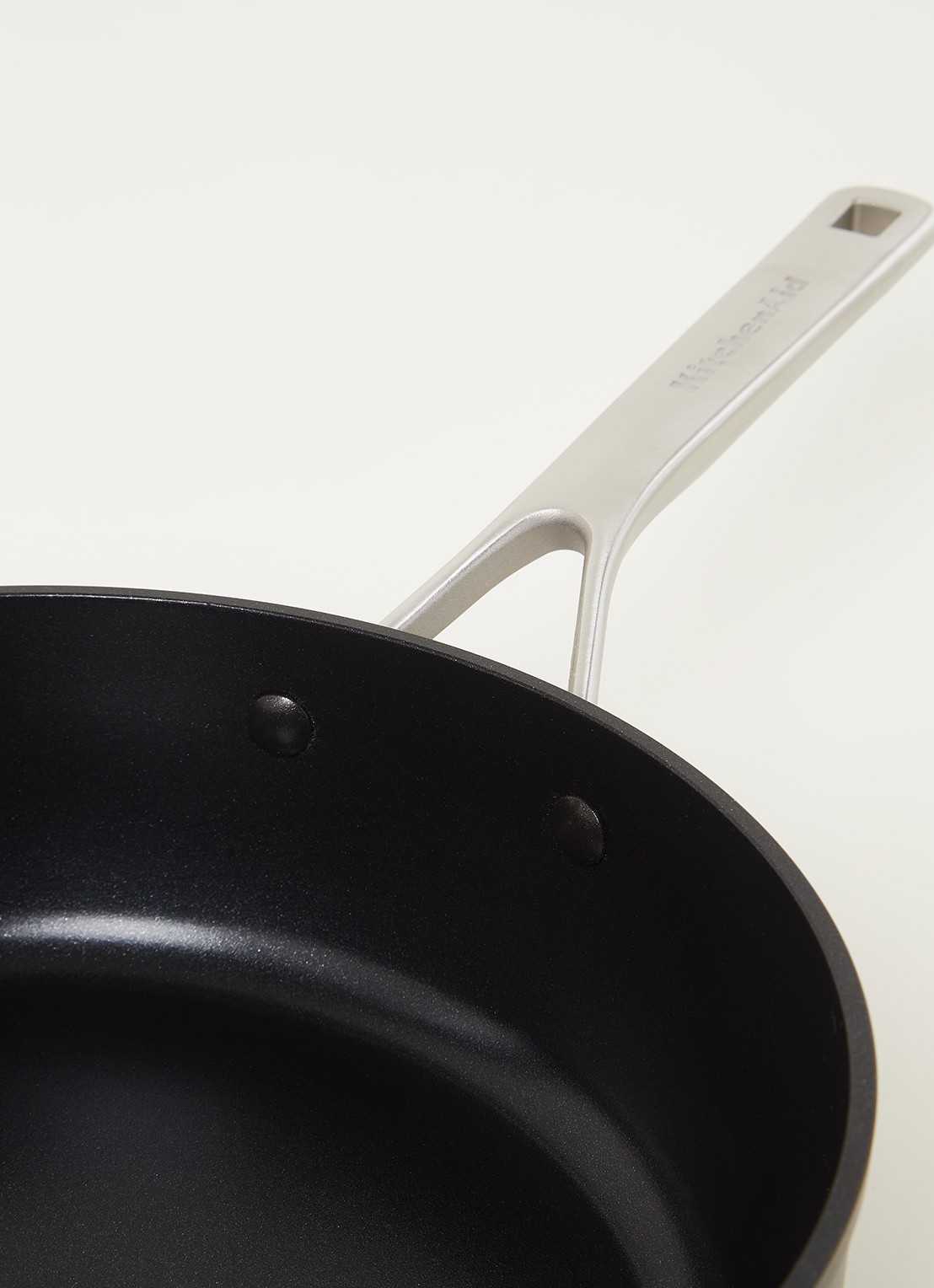 KitchenAid Forged hapjespan Ø28 cm - detail 3 zwart