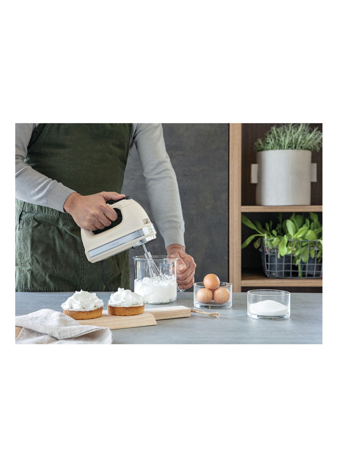KitchenAid Handmixer 5KHM921E - Amandelwit - detail 5 creme