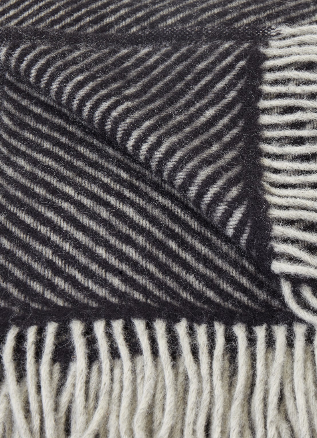 Klippan Carl plaid van wol 200 x 130 cm - detail zwart