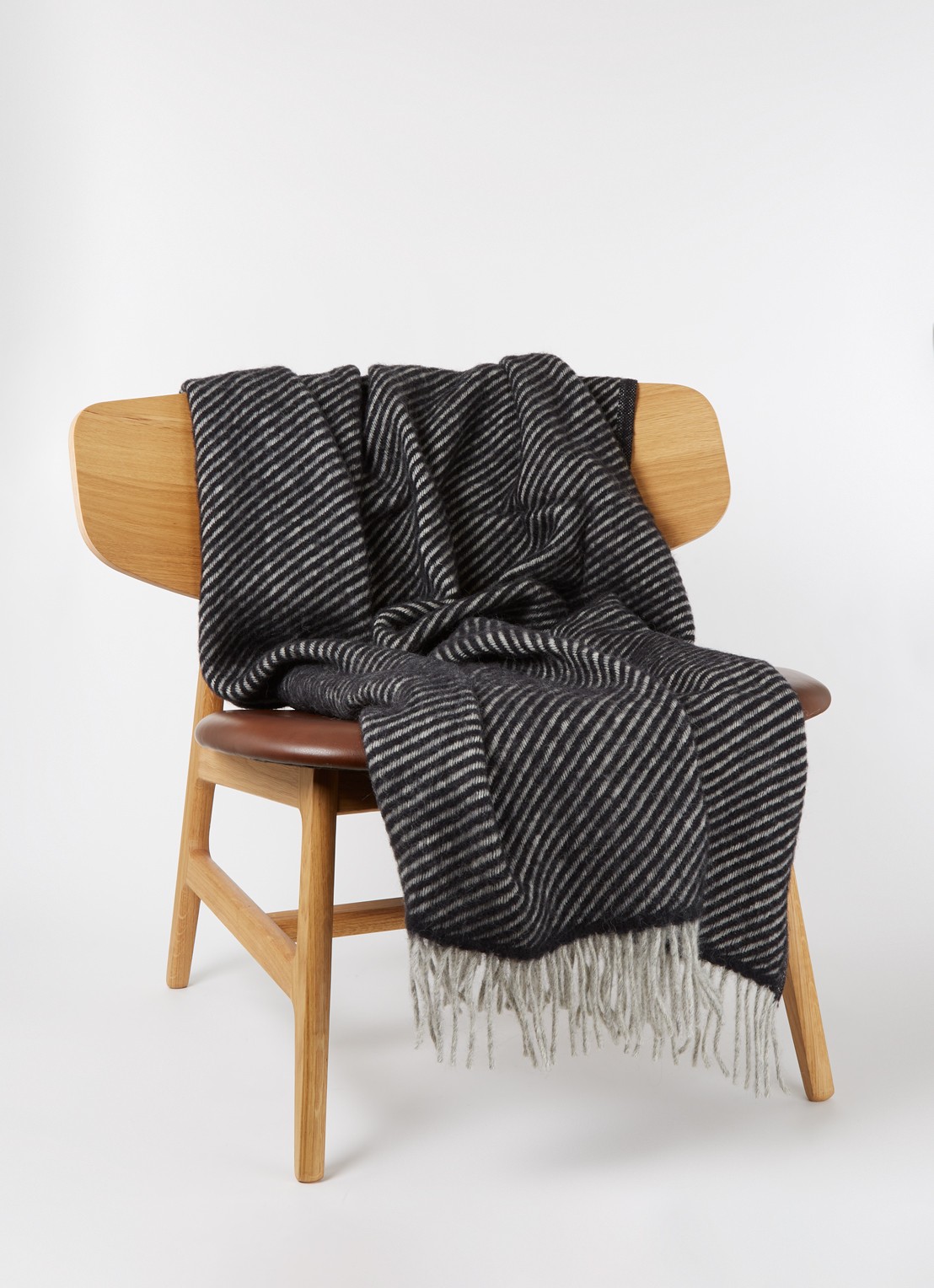 Klippan Carl plaid van wol 200 x 130 cm - voorkant 3 zwart