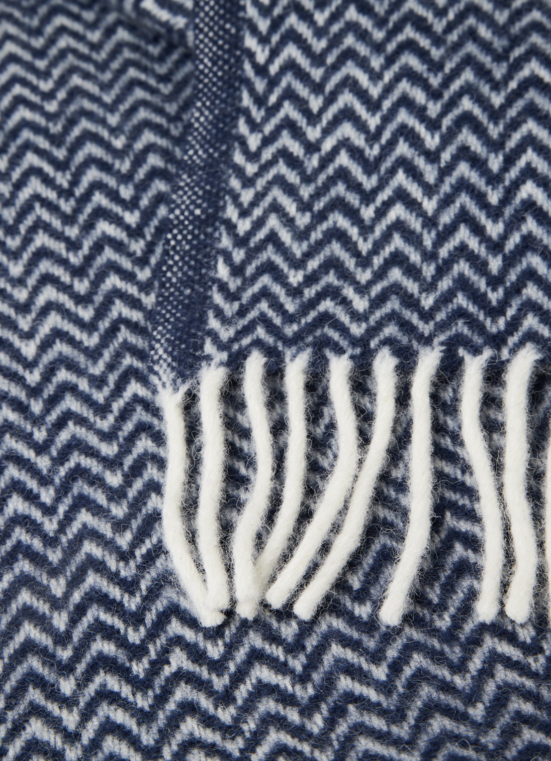 Klippan Chevron plaid van wol 130 x 200 cm - detail donkerblauw