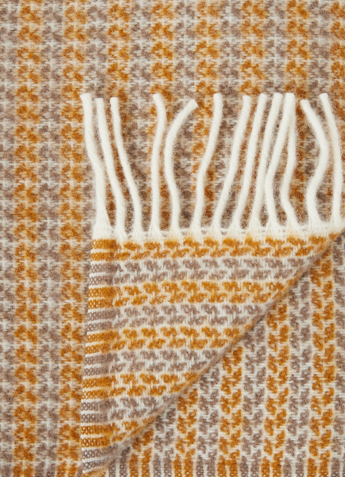 Klippan Curve plaid 130 x 200 cm  - detail mosterd