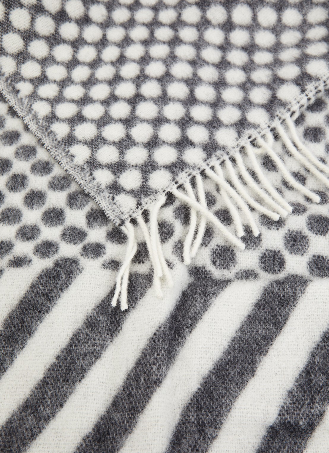 Klippan Dot and Stripe plaid van lamswol 130 x 180 cm - detail zwart
