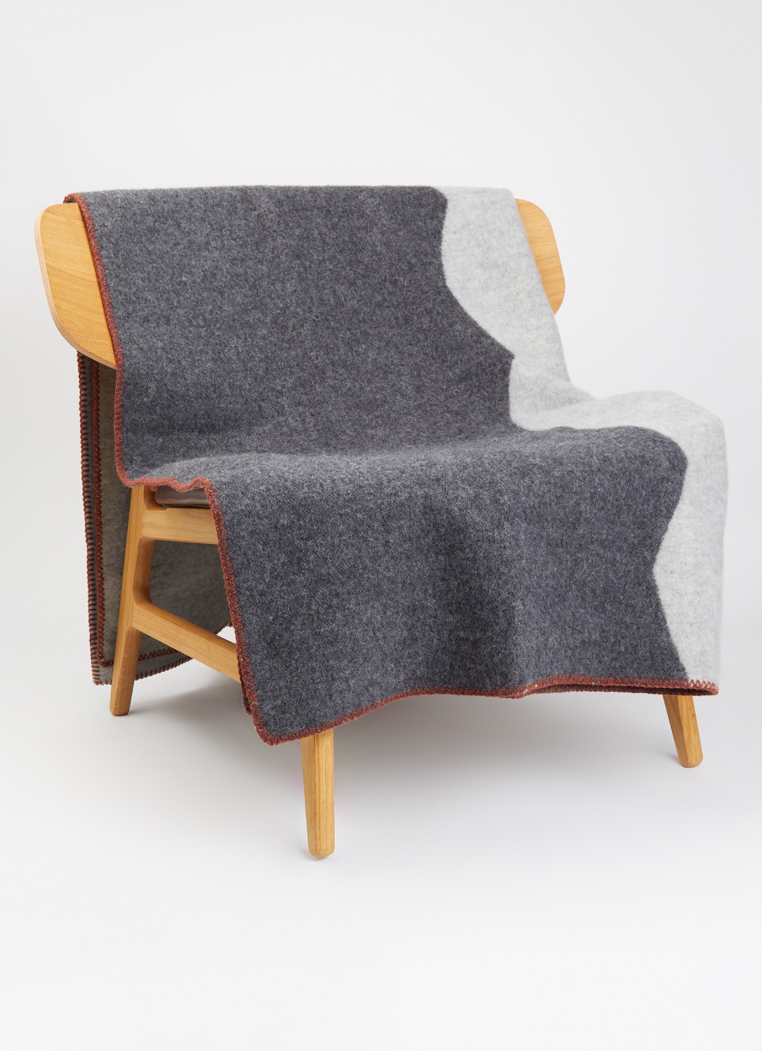 Klippan Fasad plaid van lamswol 130 x 180 cm - voorkant 3 grijs