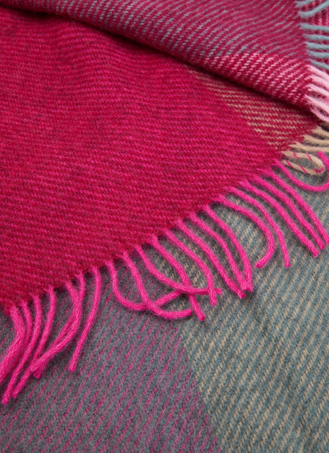 Klippan Gotland Check plaid van wol 130 x 200 cm - detail roze