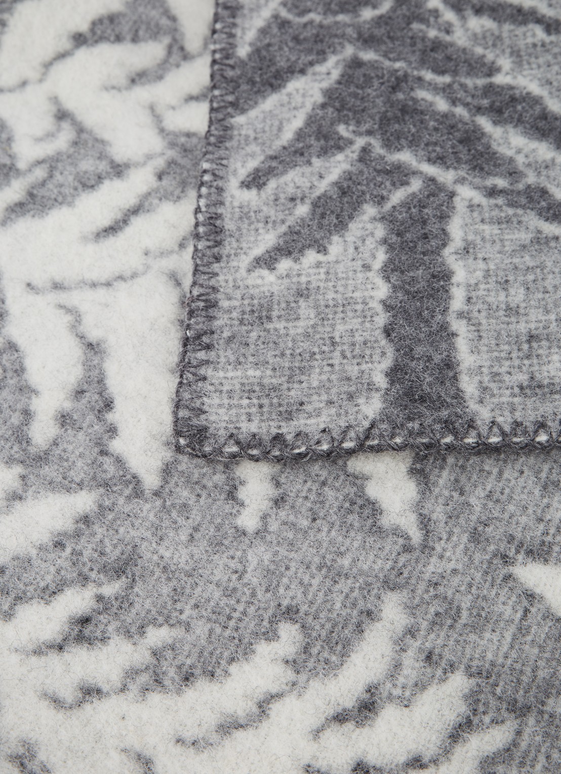Klippan House in the Forest plaid van lamswol 180 x 130 cm - detail 3 grijs