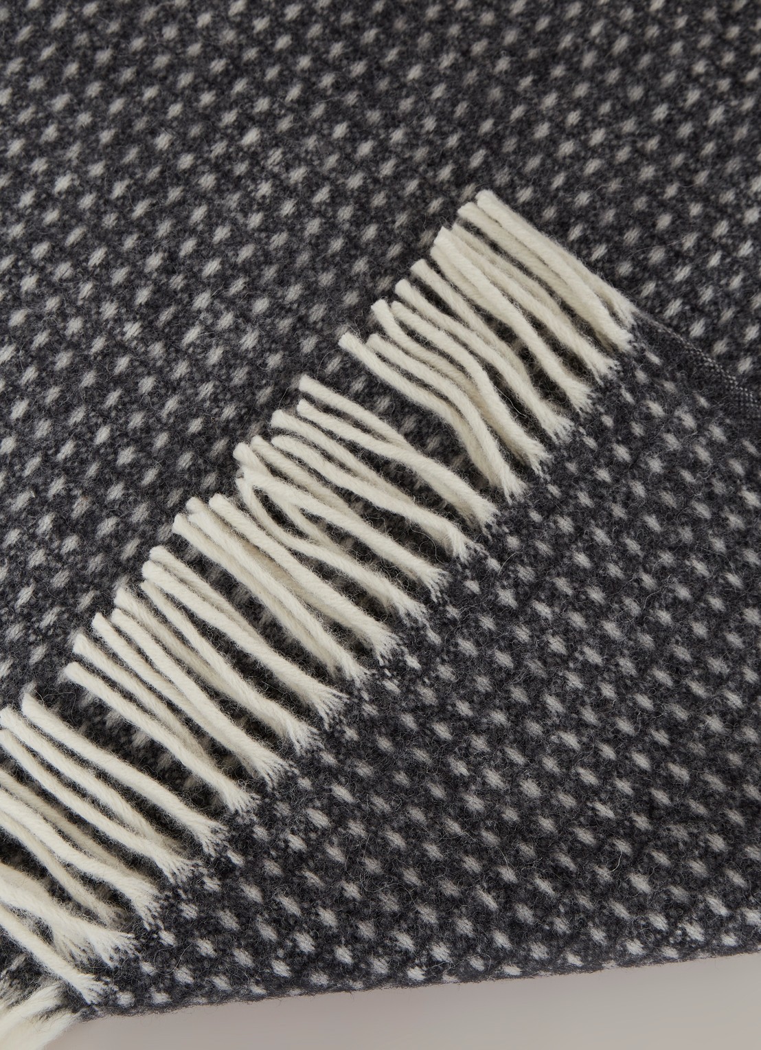 Klippan Knut plaid 130 x 200 cm - detail 3 donkergrijs