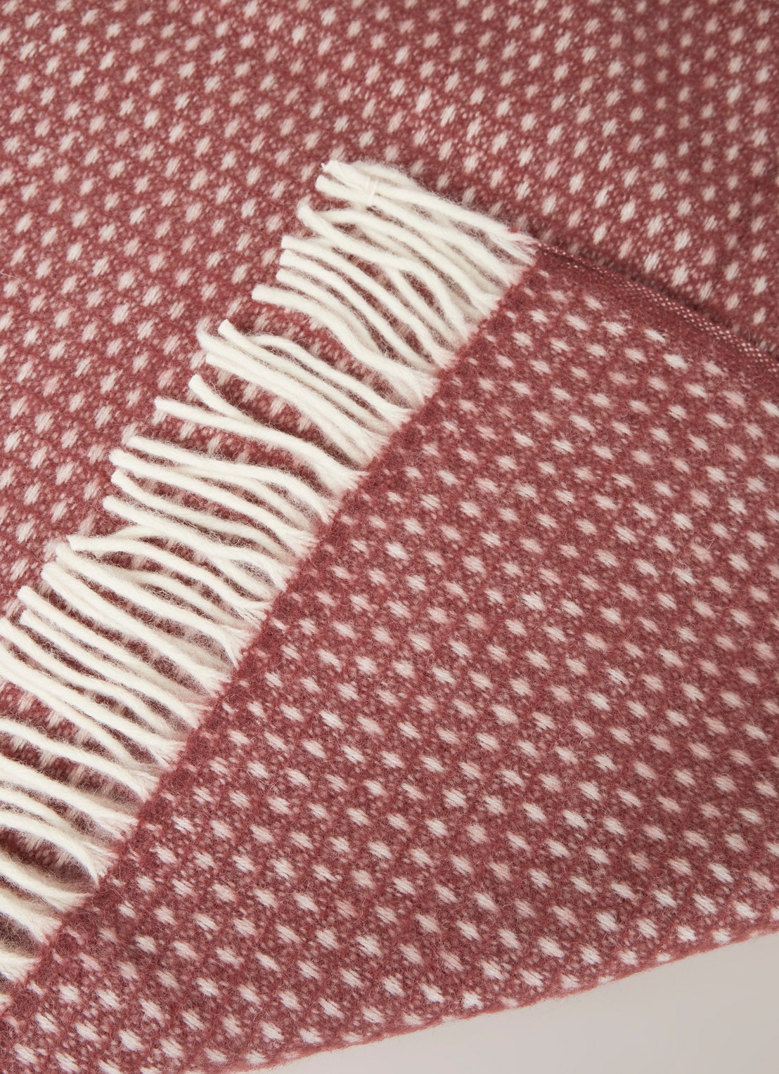 Klippan Knut Plaid deken van lamswol 130 x 200 cm - detail 3 kersenrood