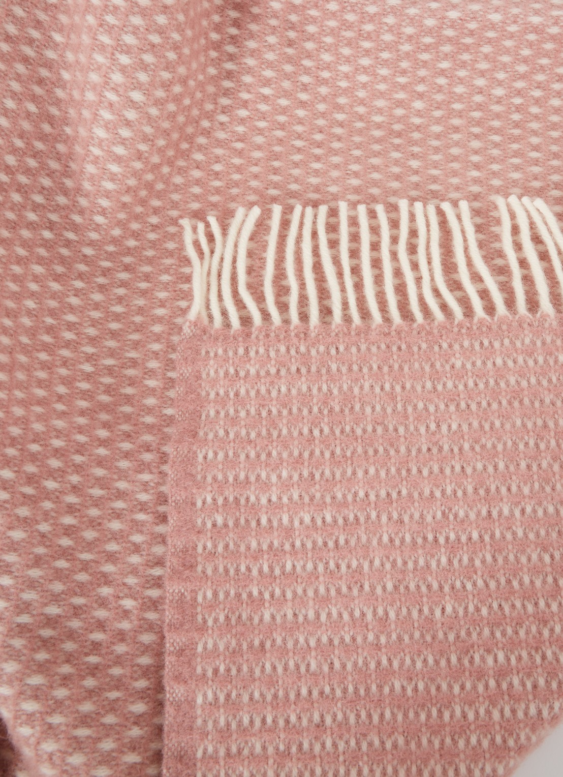 Klippan Knut plaid van wol 200 x 130 cm - detail 3 zalmroze