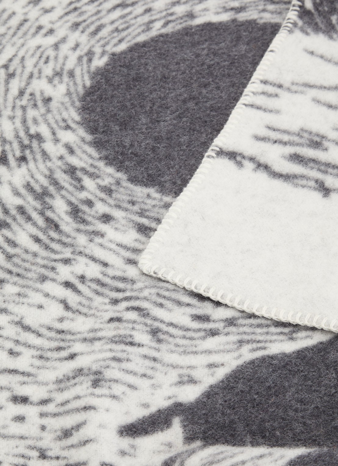 Klippan Moomin Adventure wiegdeken van lamswol 90 x 130 cm - detail 2 zwart
