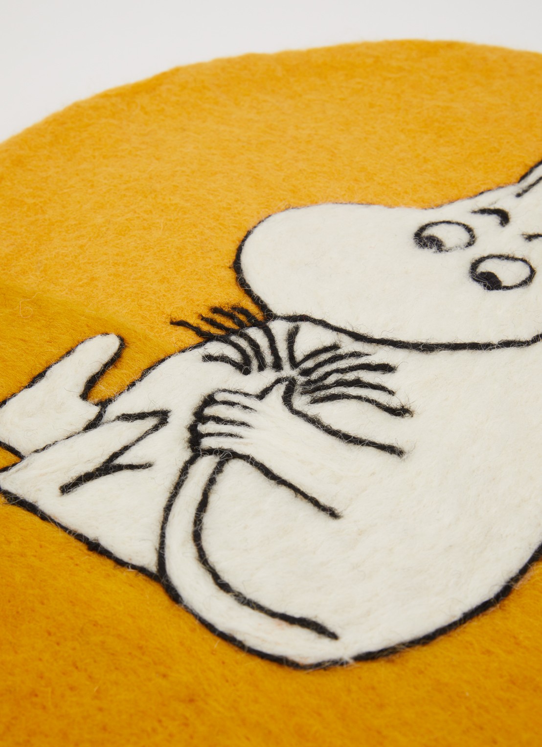 Klippan Moomin zitkussen Ø34 cm - detail 3 mosterd
