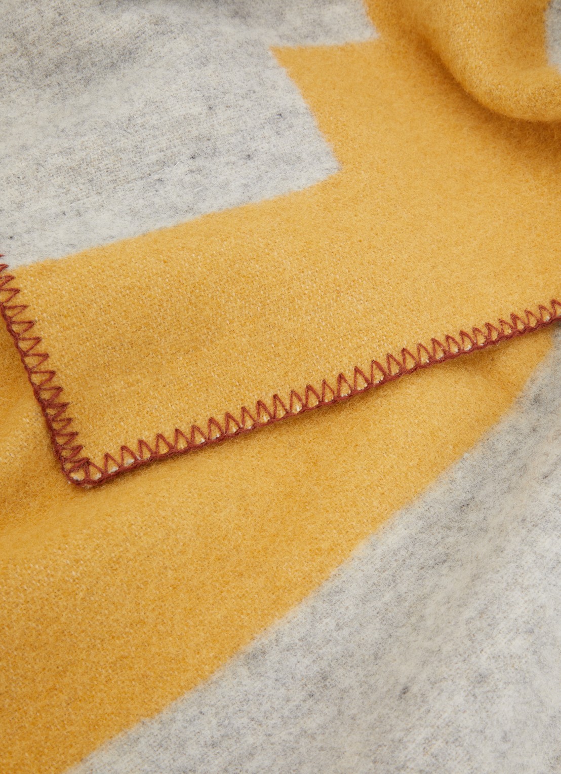 Klippan Plan plaid van lamswol 130 x 180 cm - detail 3 mosterd