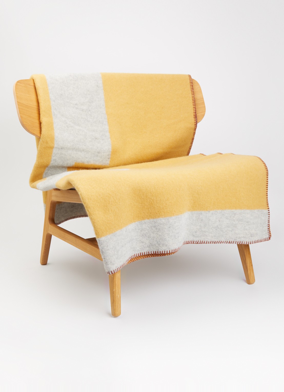 Klippan Plan plaid van lamswol 130 x 180 cm - voorkant 2 mosterd