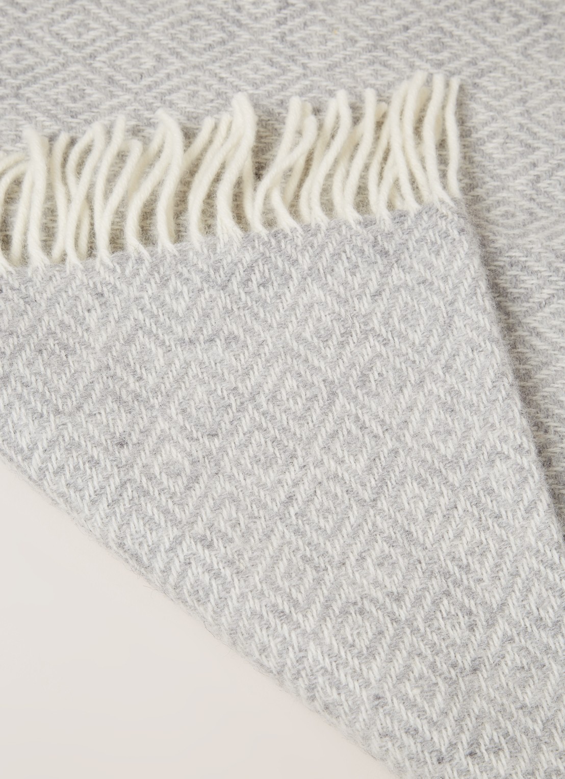 Klippan Stella plaid van lamswol 130 x 200 cm - detail 3 lichtgrijs
