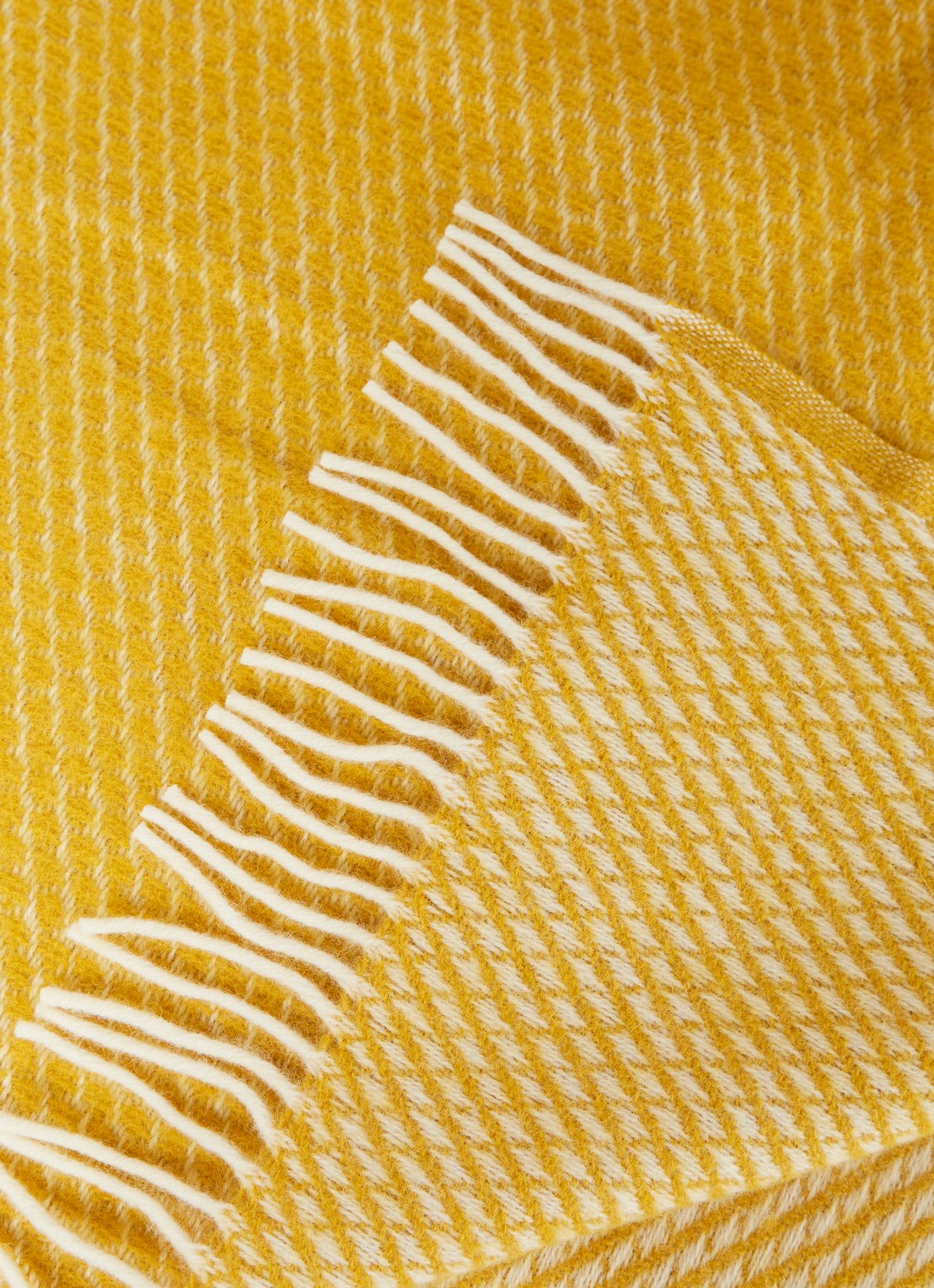 Klippan Velvet plaid 130 x 200 cm - detail 3 okergeel