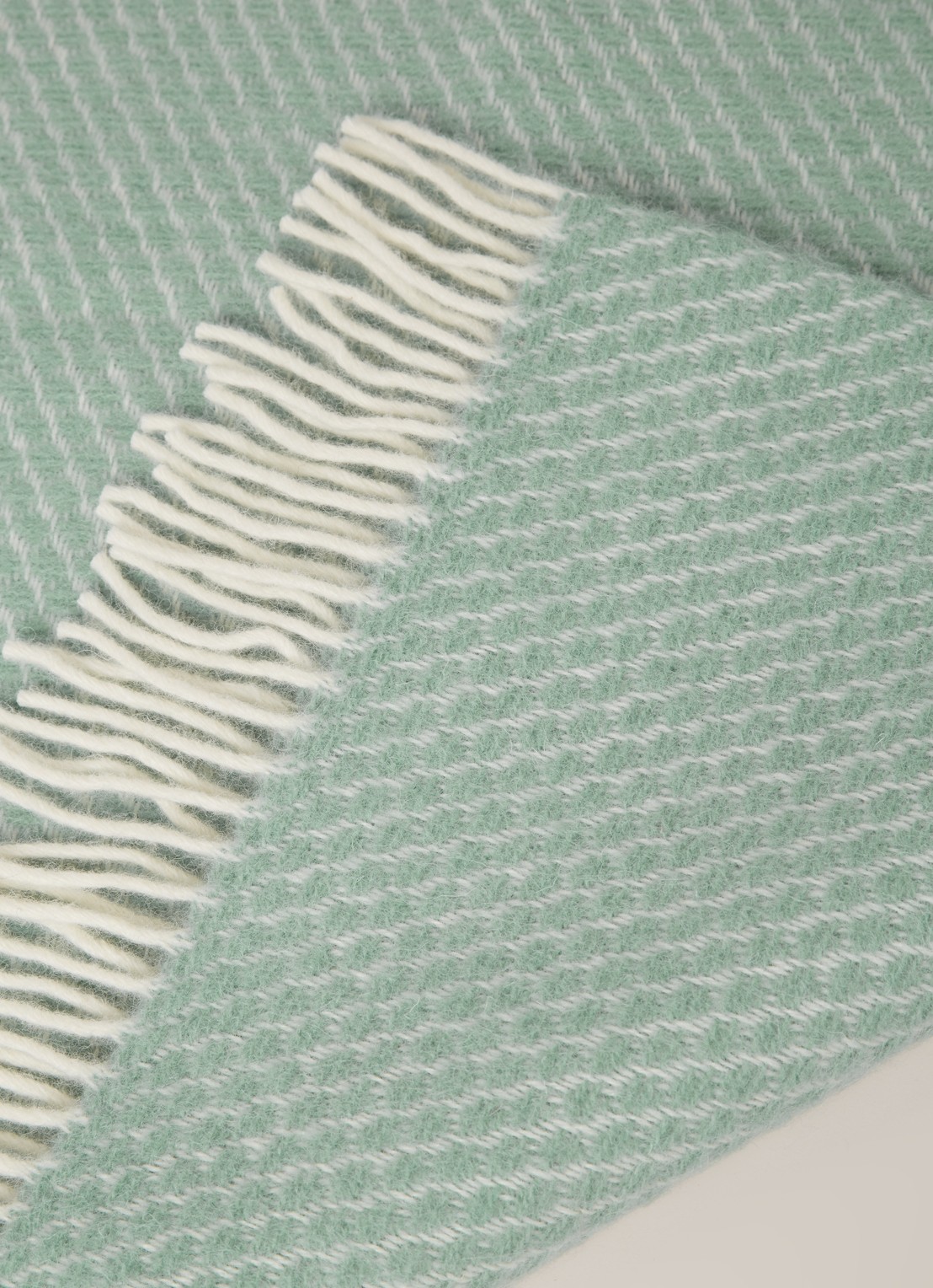 Klippan Velvet plaid van lamswol 130 x 200 cm - detail lichtgroen