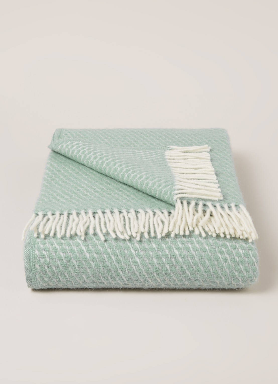 Klippan Velvet plaid van lamswol 130 x 200 cm - voorkant 3 lichtgroen
