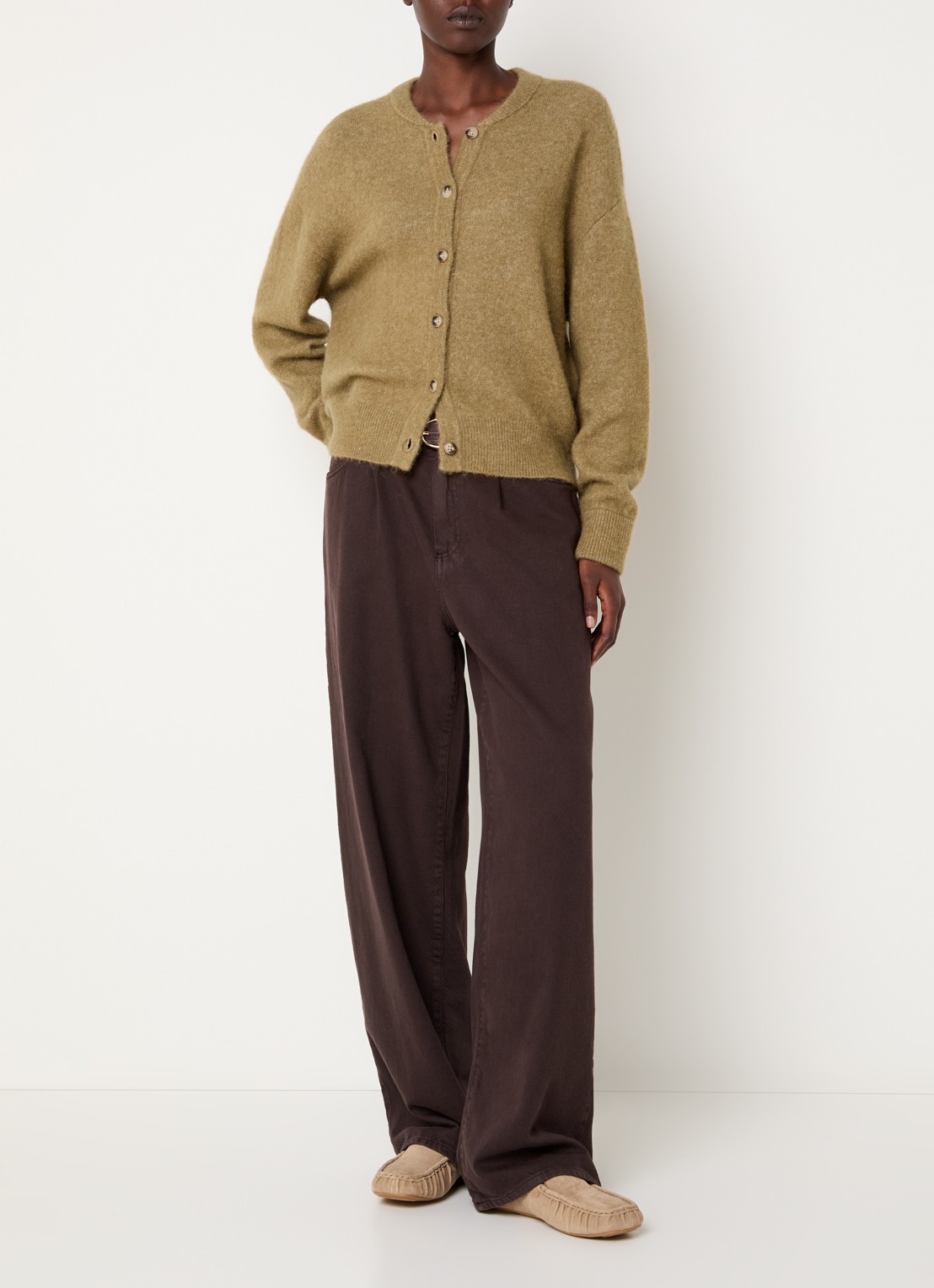 Knit-ted Britney grofgebreid vest met ronde hals - voorkant 4 camel
