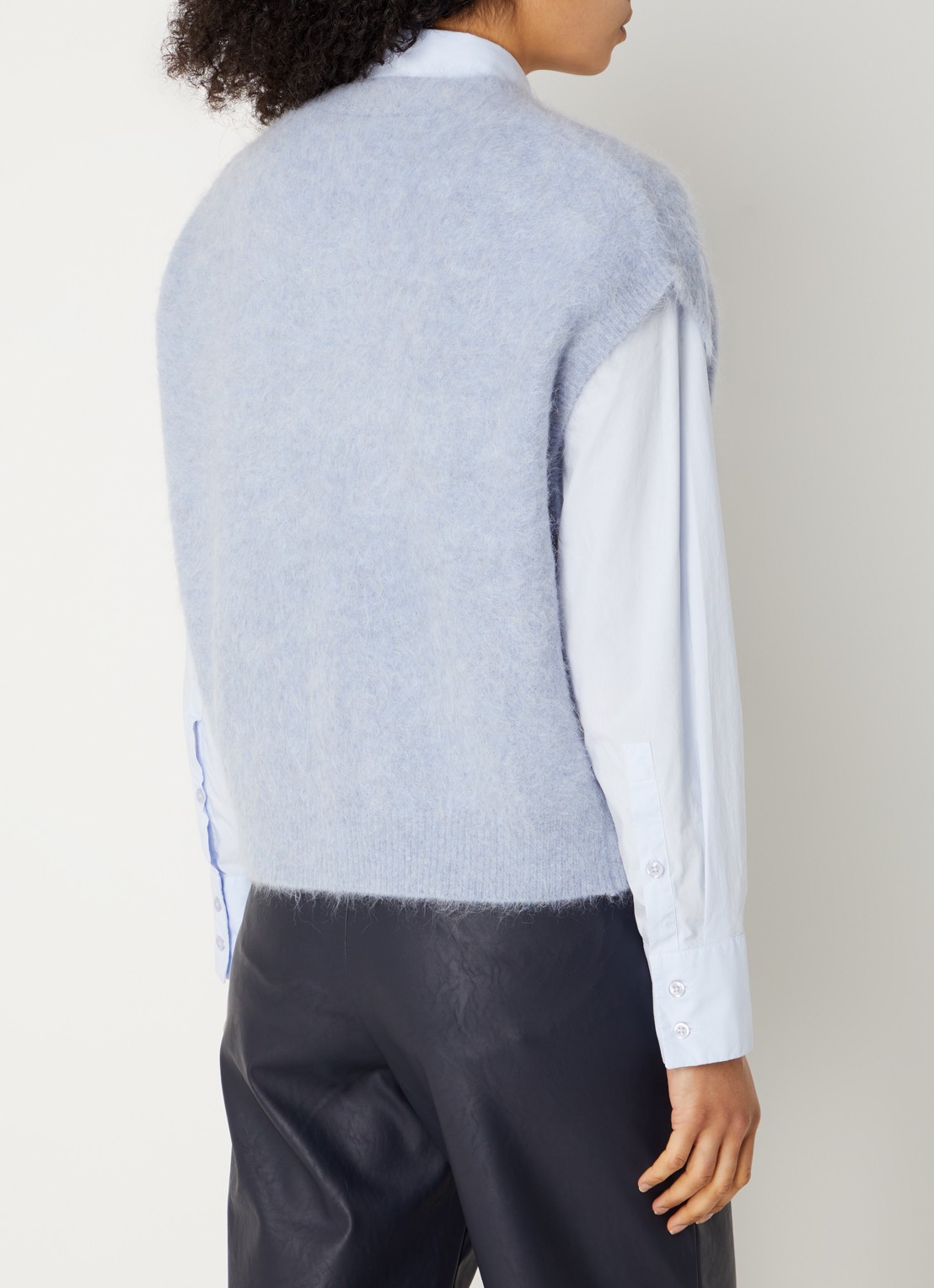 Knit-ted Constanze fijngebreid vest in alpacablend - achterkant 2 lichtblauw