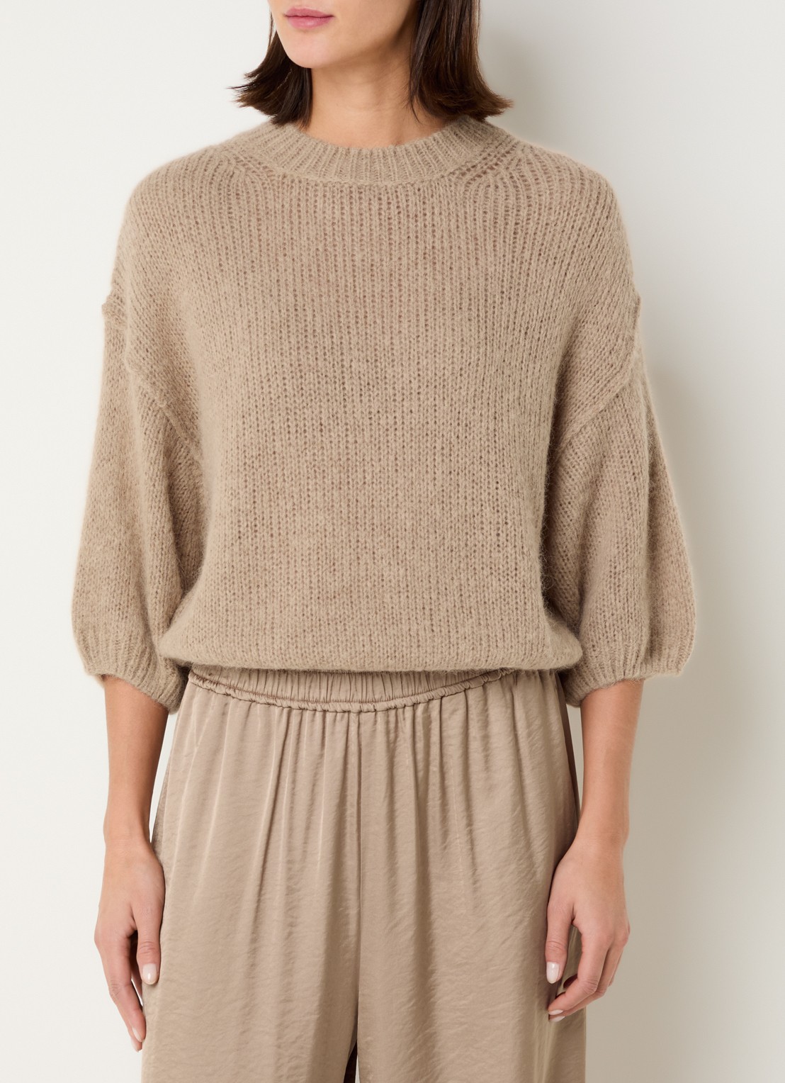 Knit-ted Grofgebreide pullover in alpaca wolblend  - detail donkerbeige