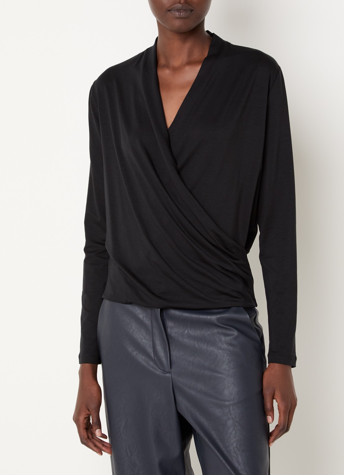 Knit-ted Jetty wikkeltop met V-hals - detail 4 zwart