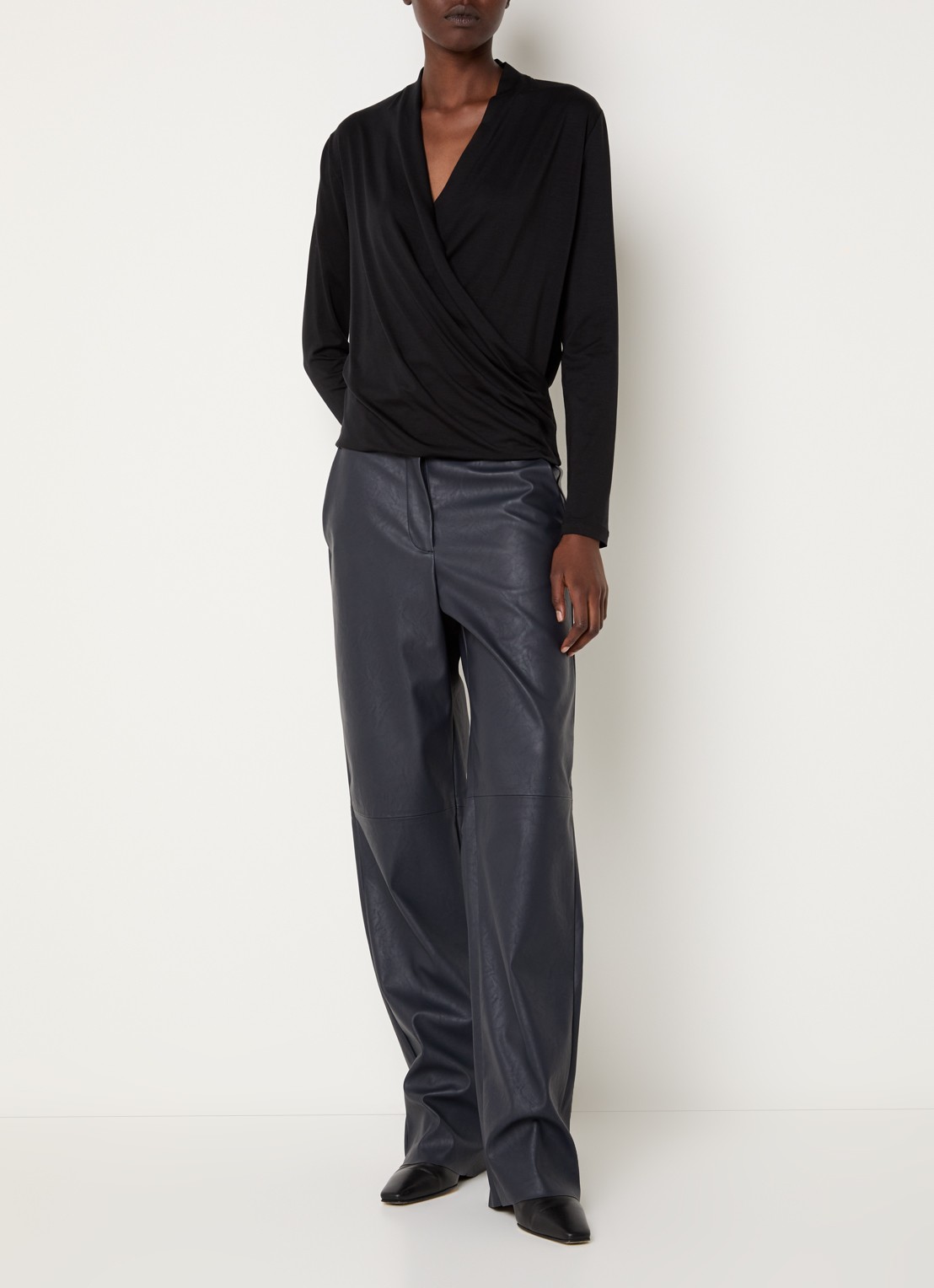Knit-ted Jetty wikkeltop met V-hals - voorkant 3 zwart