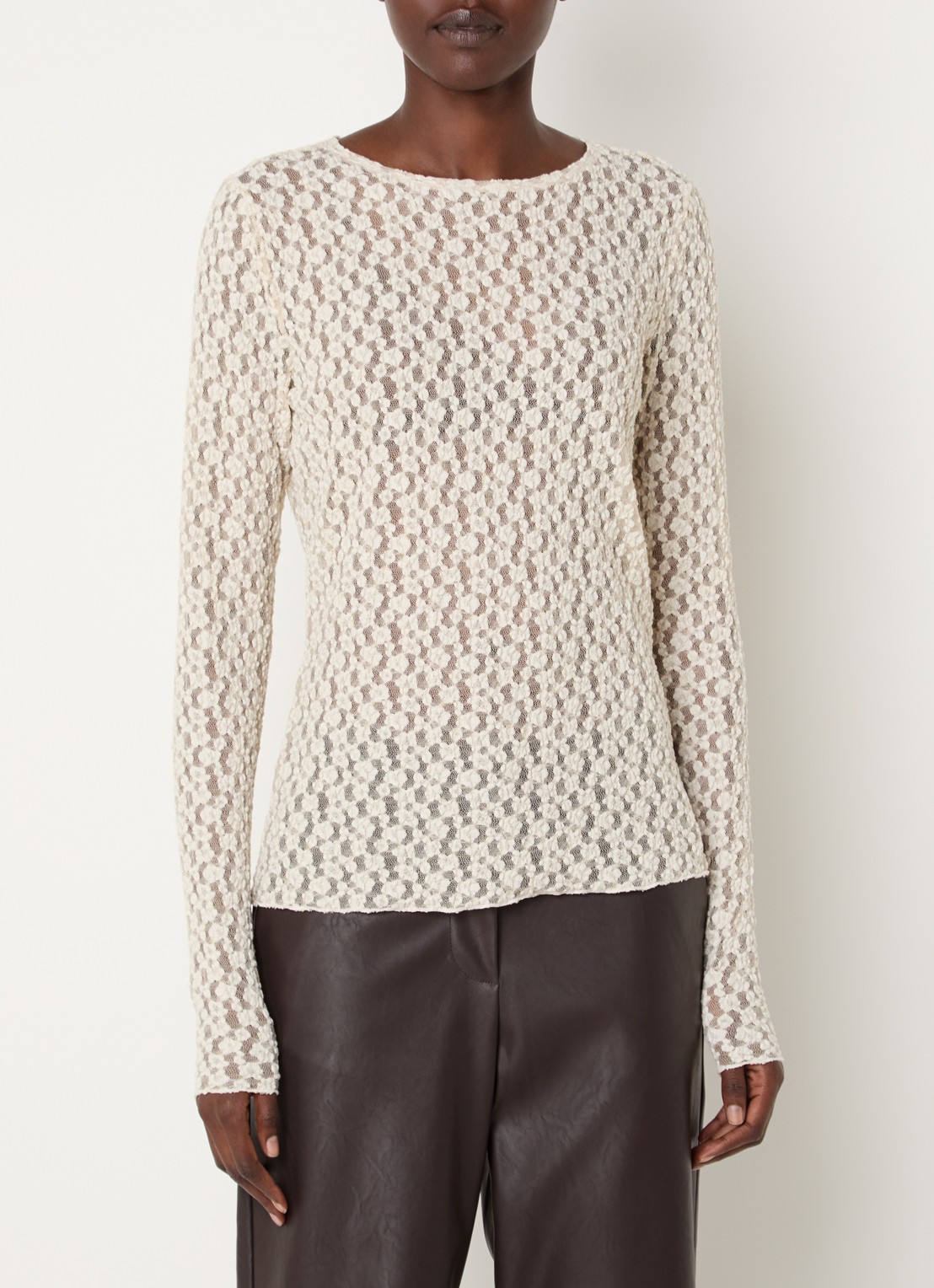 Knit-ted Lacey semi-transparante top met boothals - detail vanillegeel