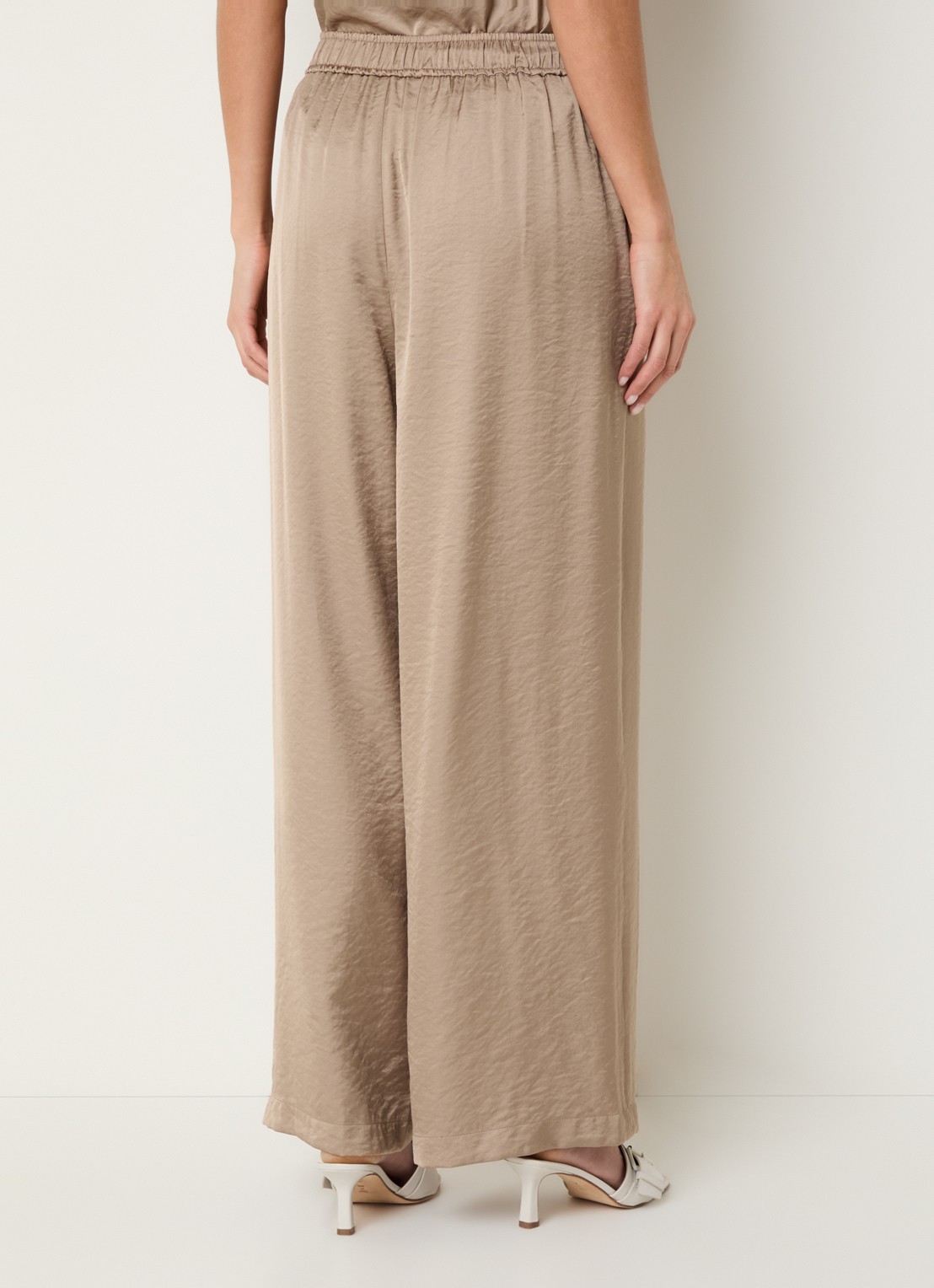 Knit-ted Linde high waist wide fit pantalon van satijn  - achterkant donkerbeige