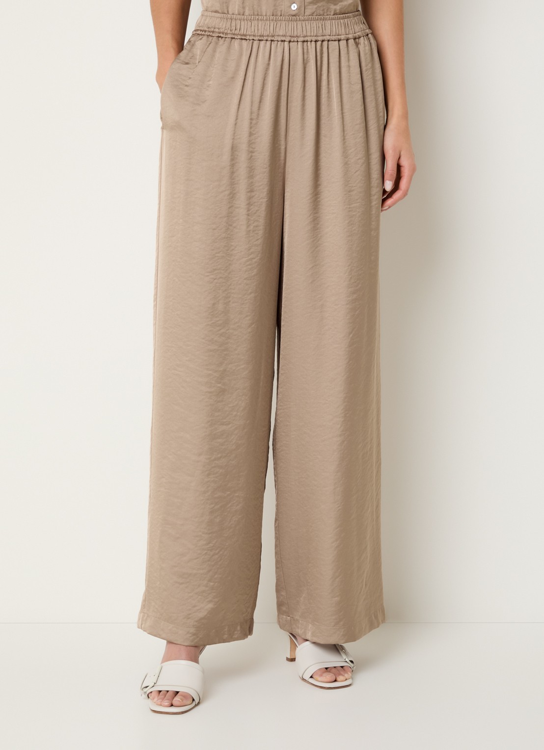 Knit-ted Linde high waist wide fit pantalon van satijn  - detail 4 donkerbeige