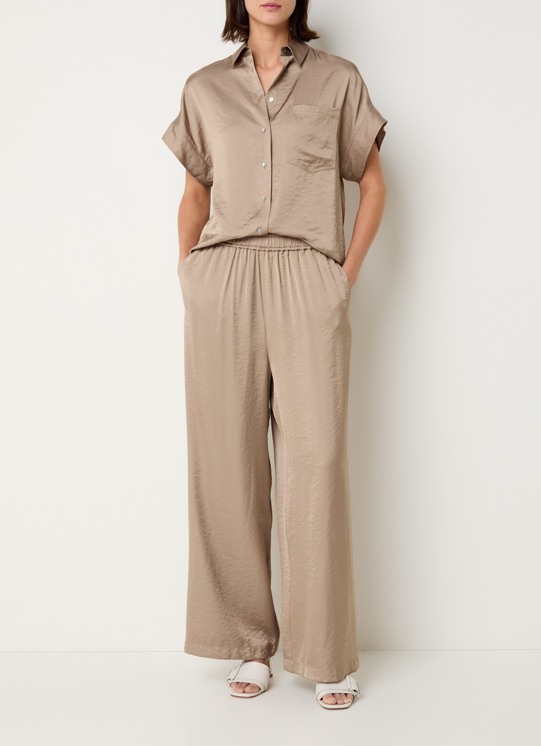 Knit-ted Linde high waist wide fit pantalon van satijn  - voorkant 3 donkerbeige