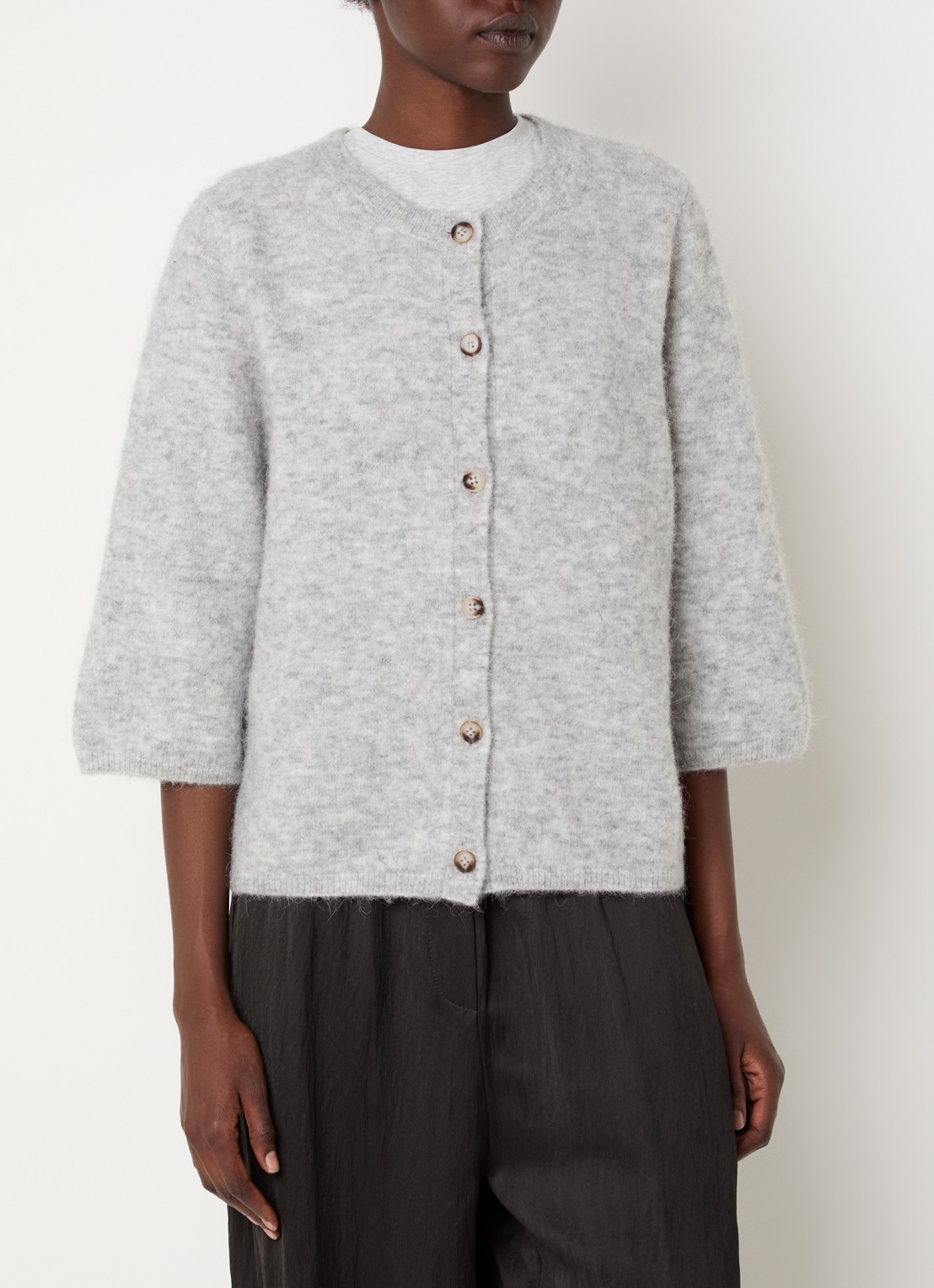 Knit-ted Meg grofgebreid vest met ronde hals - detail grijsmele