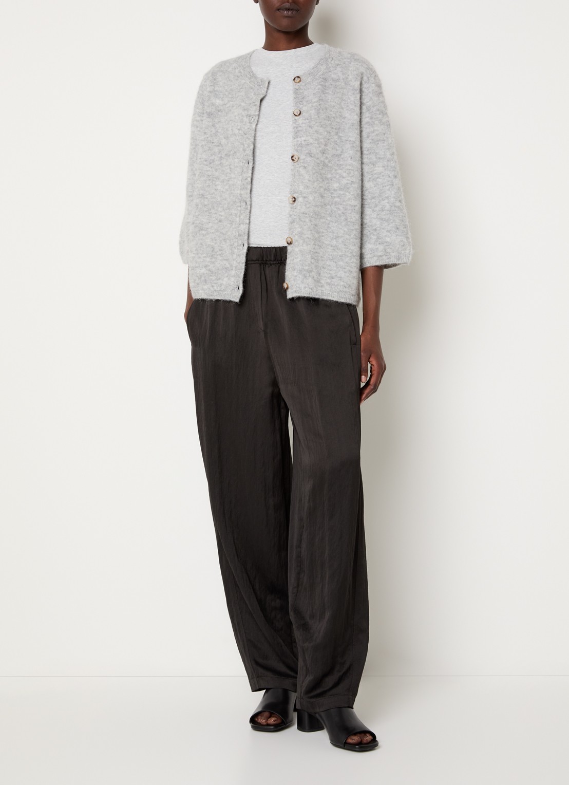 Knit-ted Meg grofgebreid vest met ronde hals - voorkant 4 grijsmele