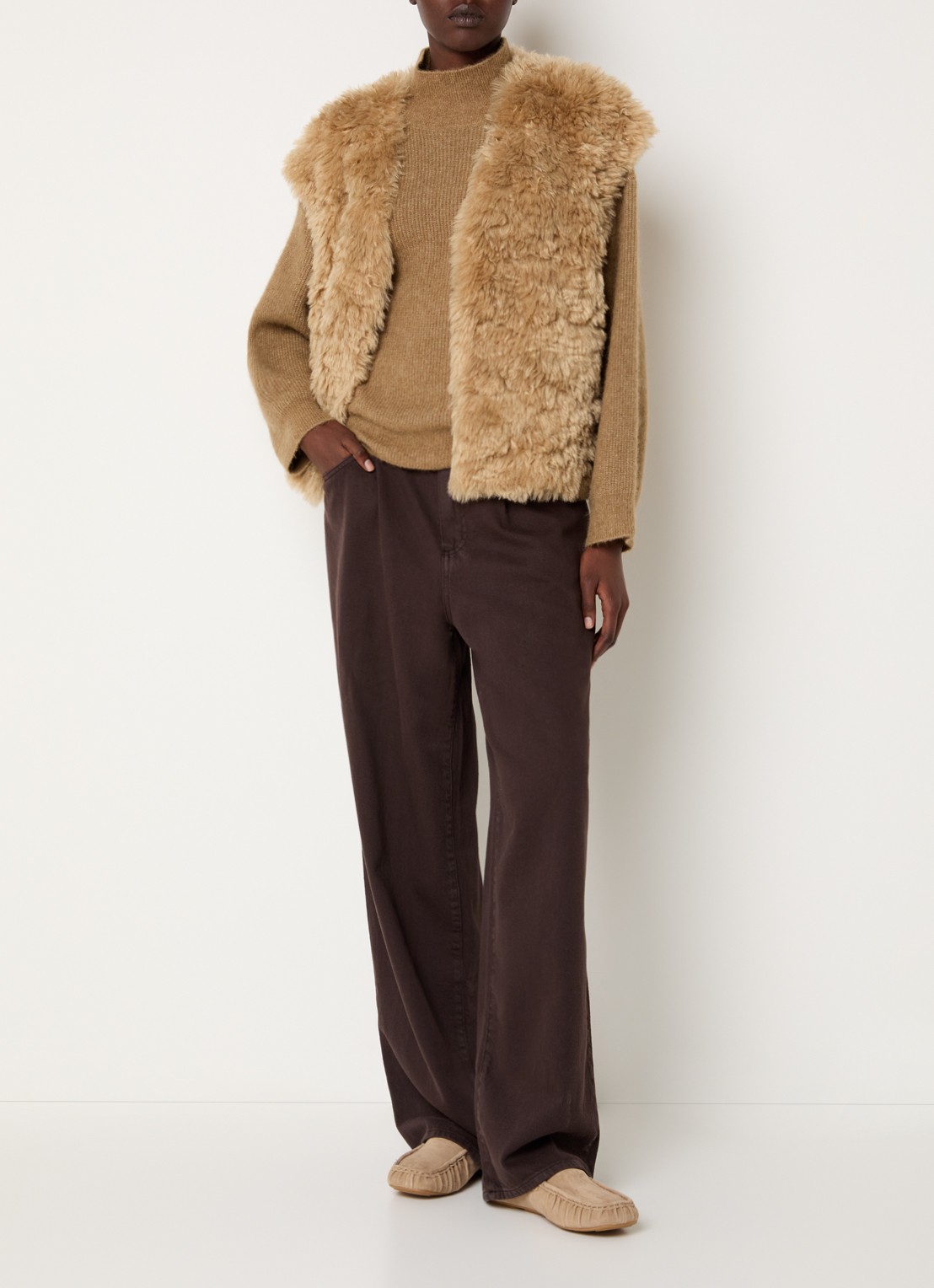 Knit-ted Opal gilet van imitatiebont - voorkant 2 camel
