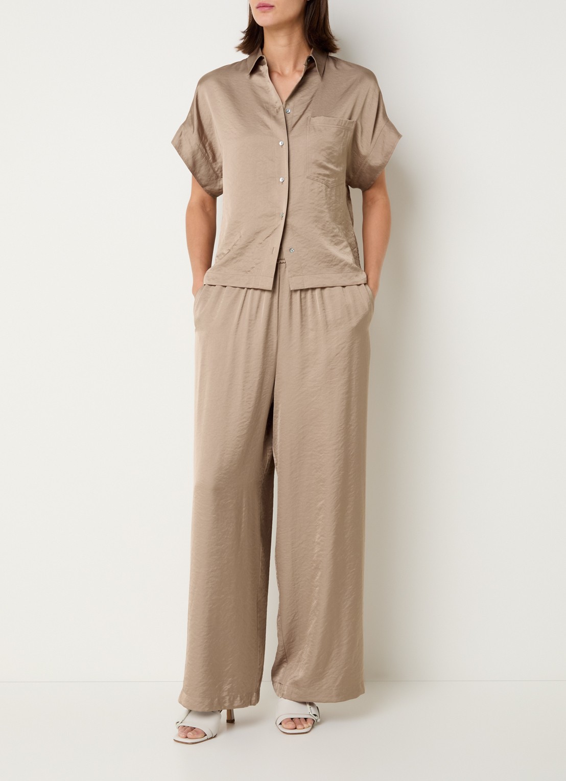 Knit-ted Paris blouse van satijn - voorkant 2 donkerbeige