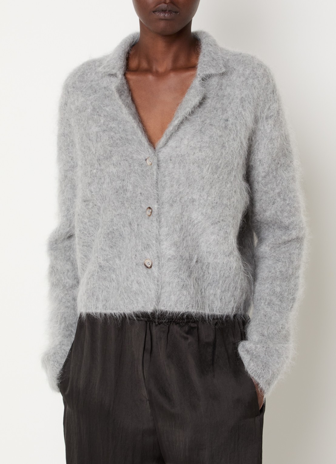 Knit-ted Sherman grofgebreid vest met kraag - detail lichtgrijs