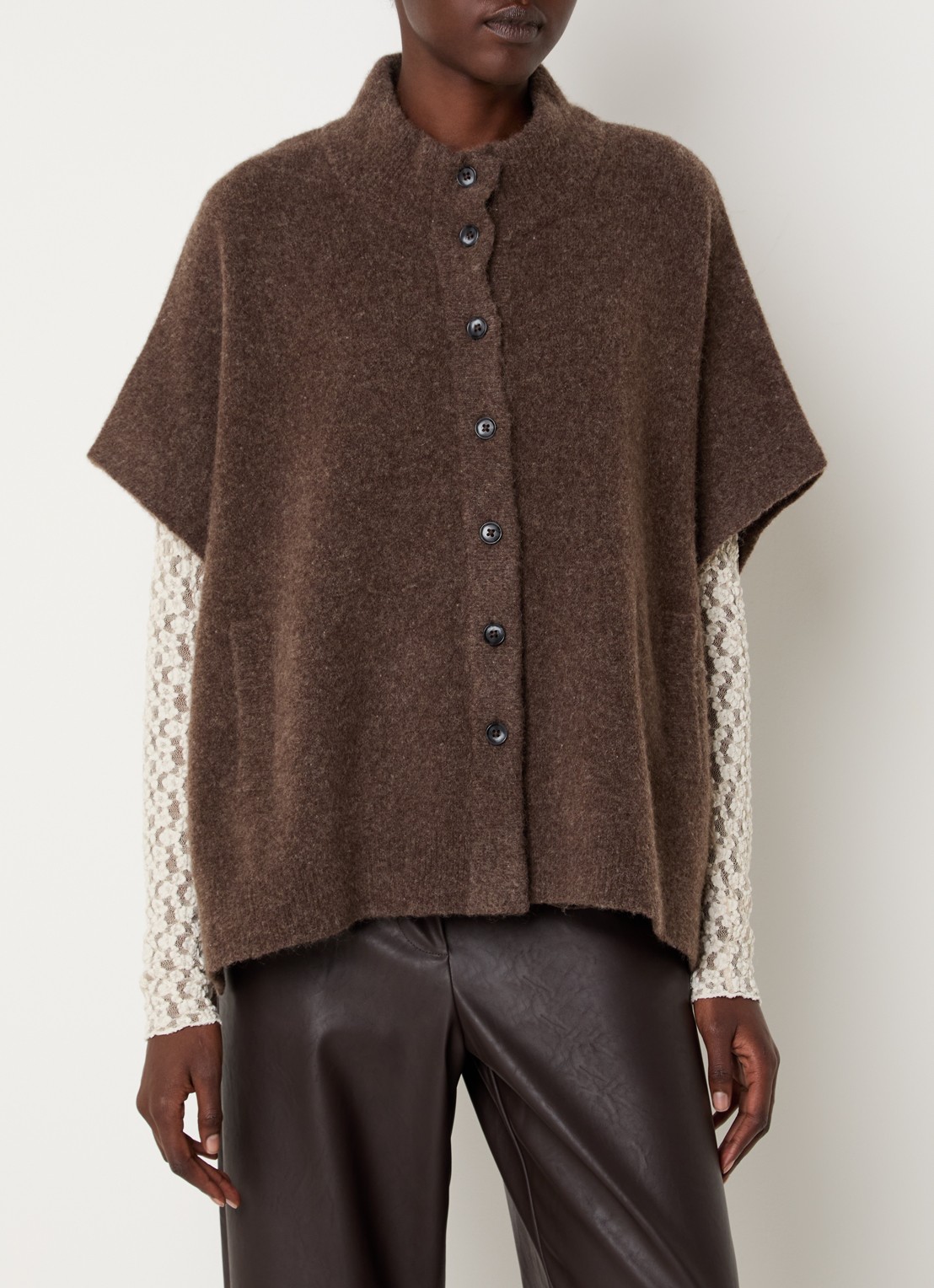 Knit-ted Tove grofgebreid vest met opstaande kraag - detail 4 lichtbruin