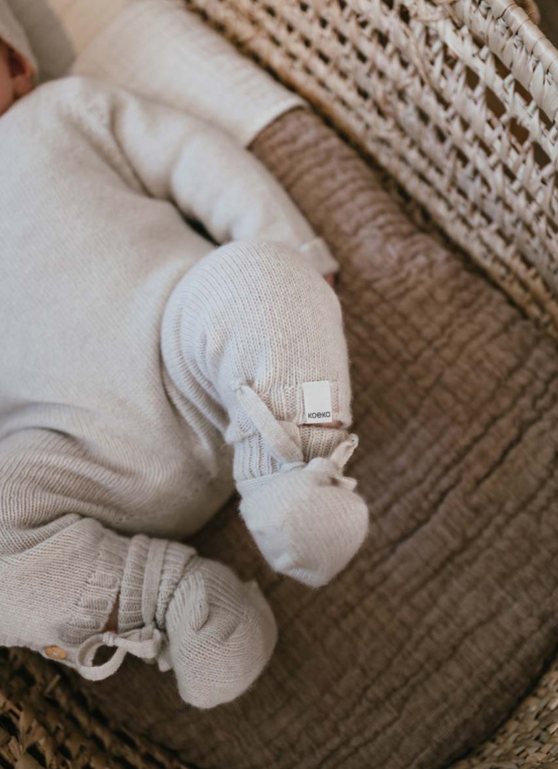 Koeka Beja set van babypak met muts en sokken in giftbox 3-delig - detail creme