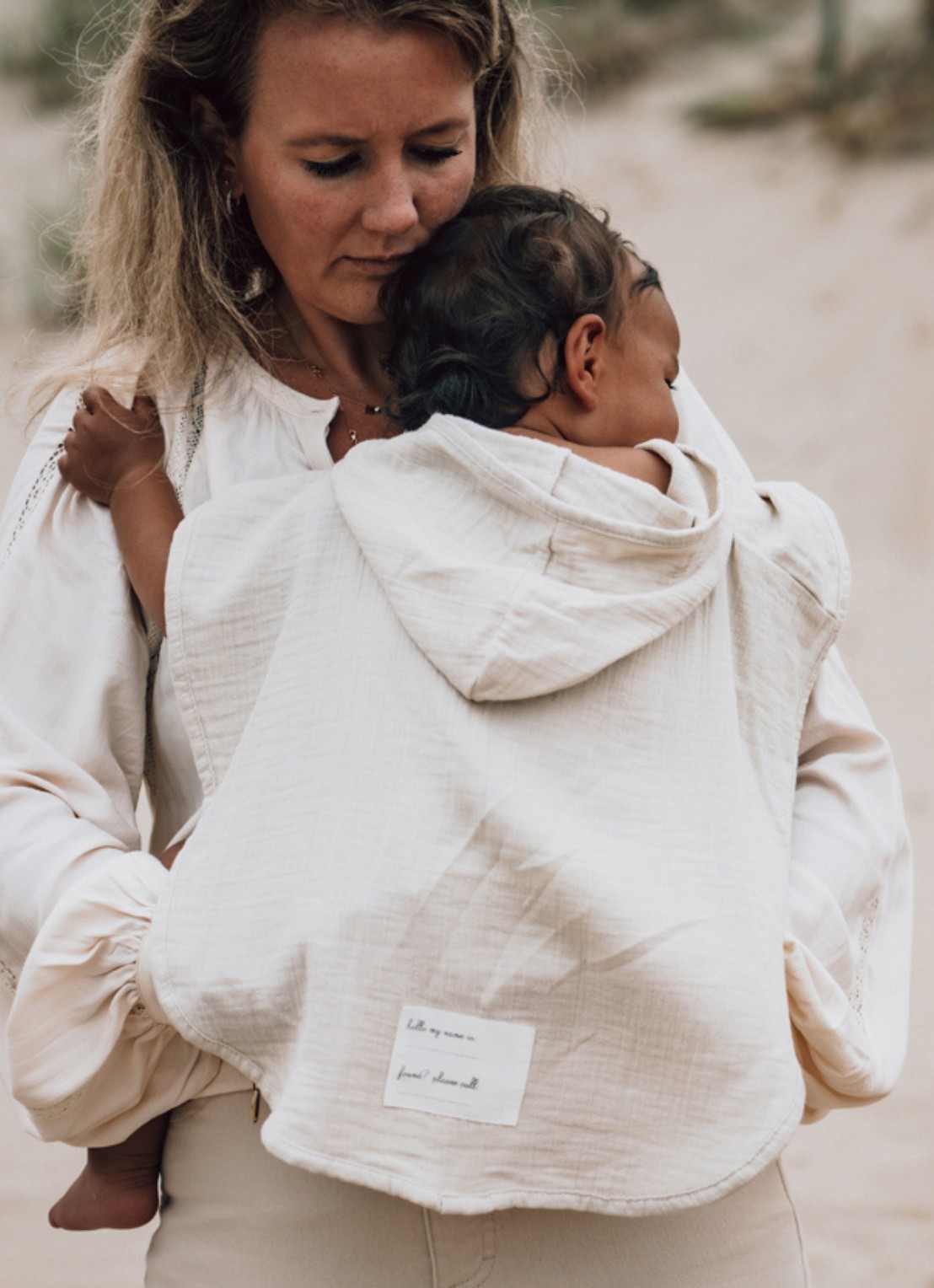 Koeka Poncho met borduring - voorkant 3 beige