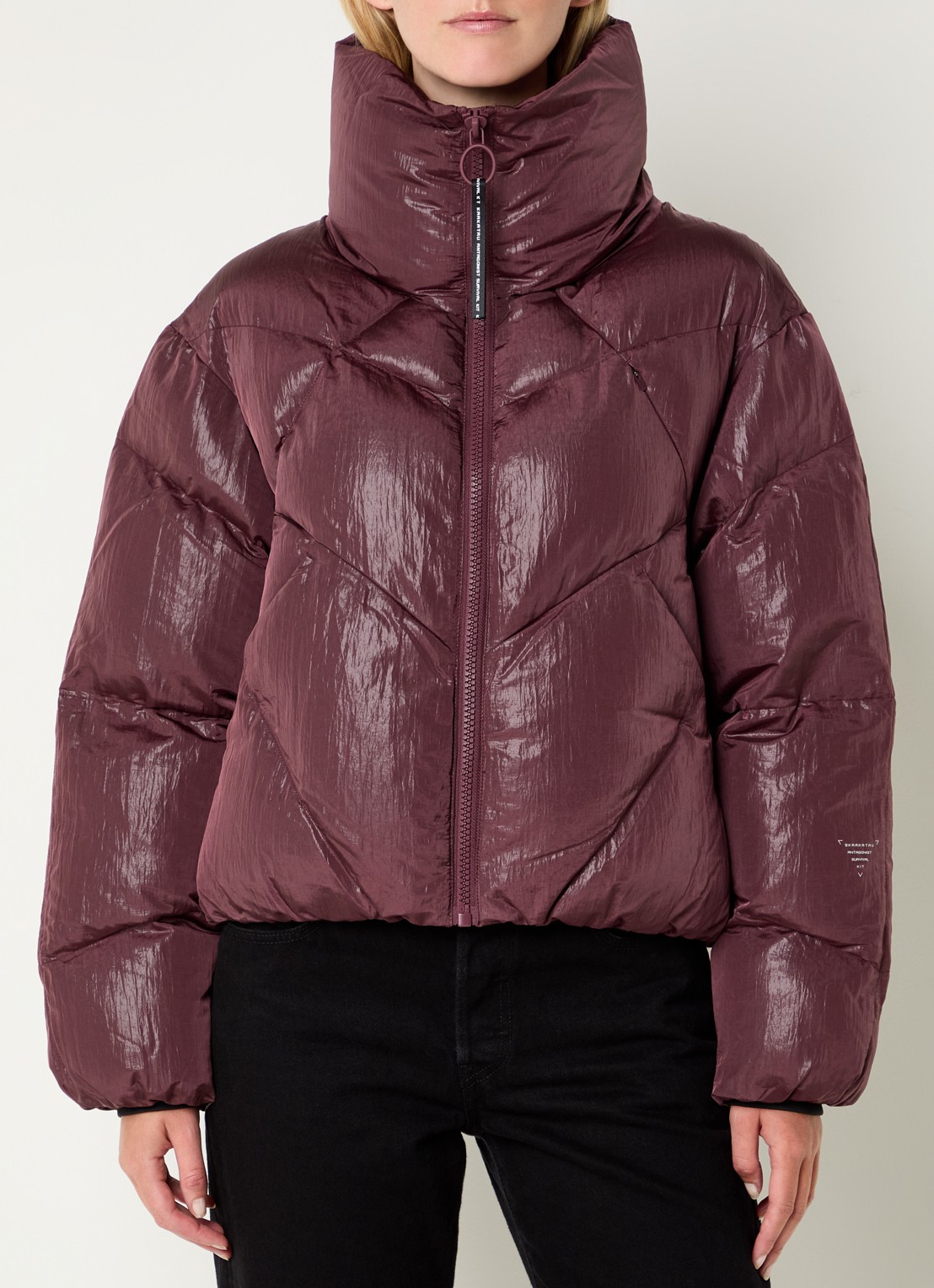Krakatau Nebula puffer jack met glanzende finish - detail 3 bordeauxrood