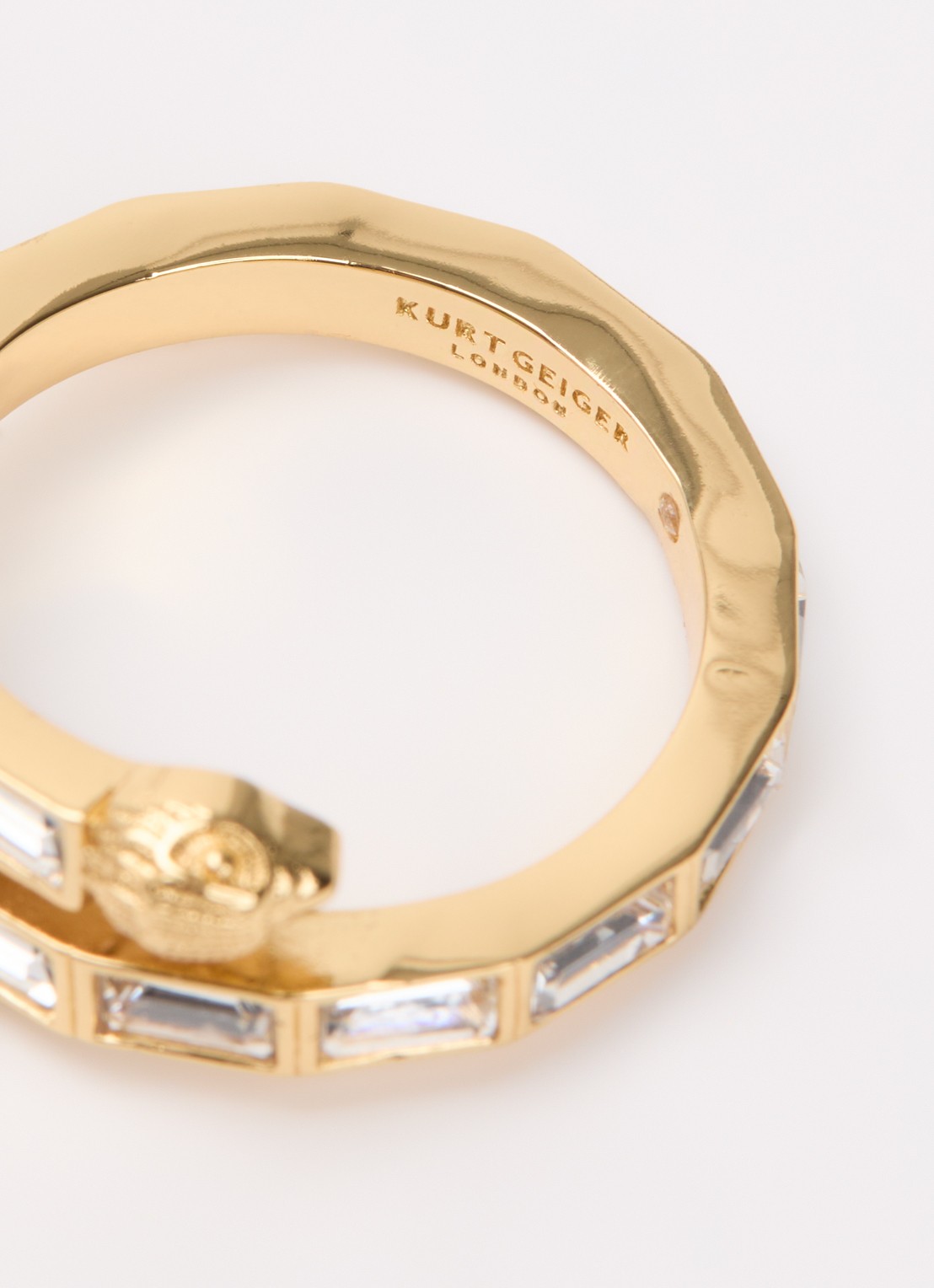 Kurt Geiger Baguette ring met kristal - detail goud