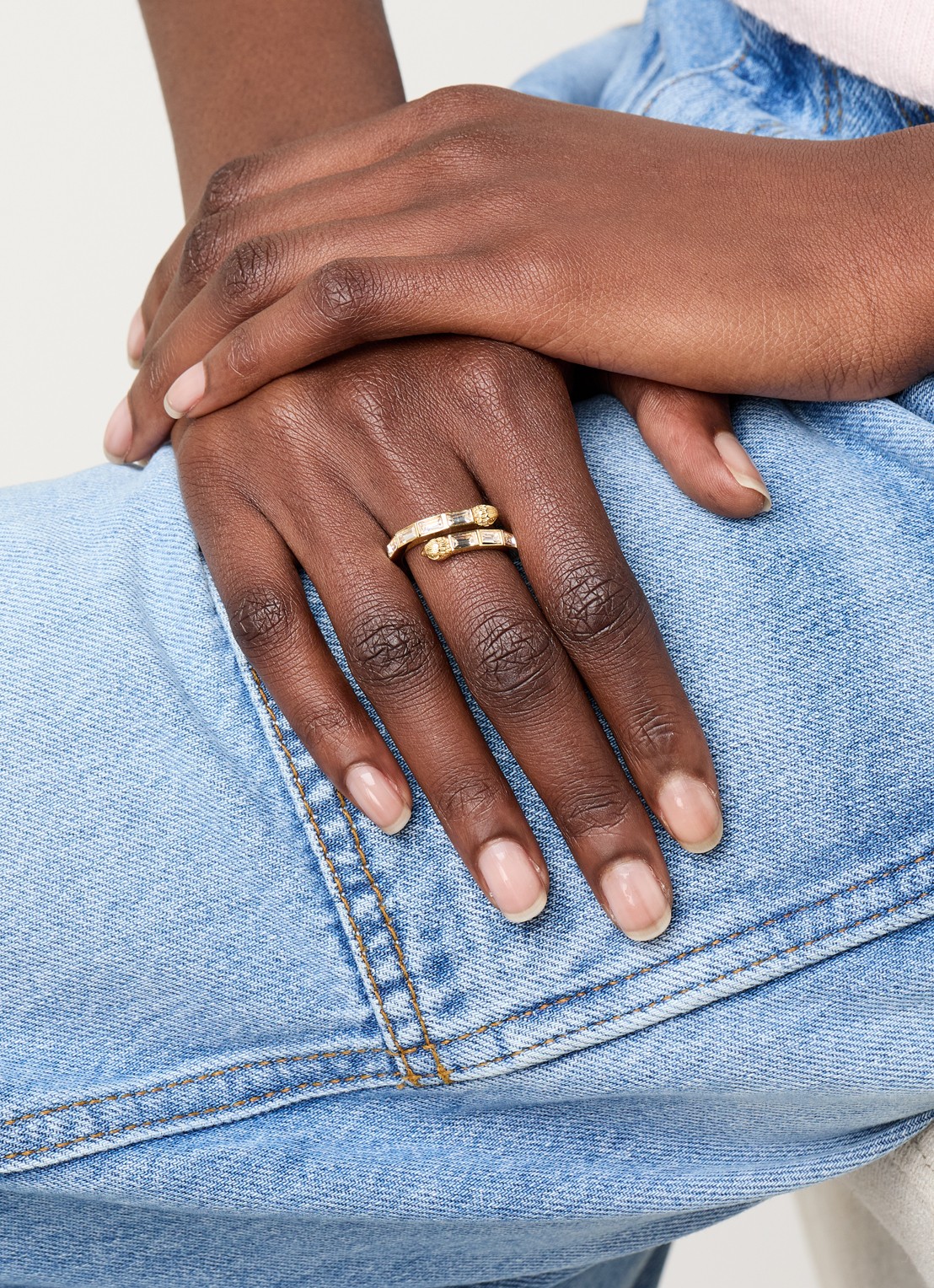 Kurt Geiger Baguette ring met kristal - voorkant 4 goud
